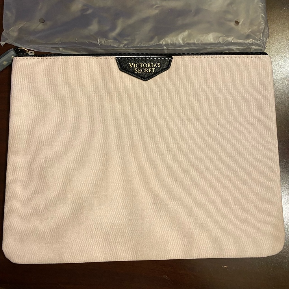 New Victoria’s Secret Pouch